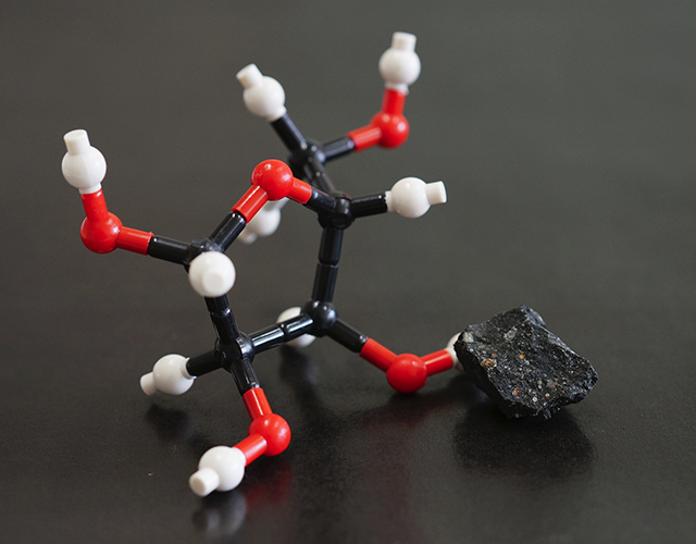 マーチソン隕石とリボースの分子模型