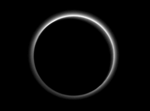冥王星のシルエットと大気のリング