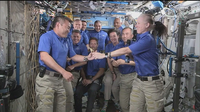 ISS船長就任セレモニーを行う星出さんら11名のクルー