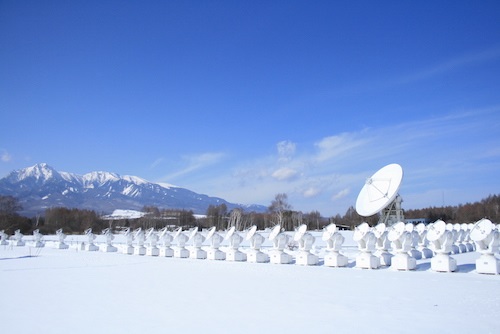 太陽を観測する45m電波望遠鏡と電波ヘリオグラフ