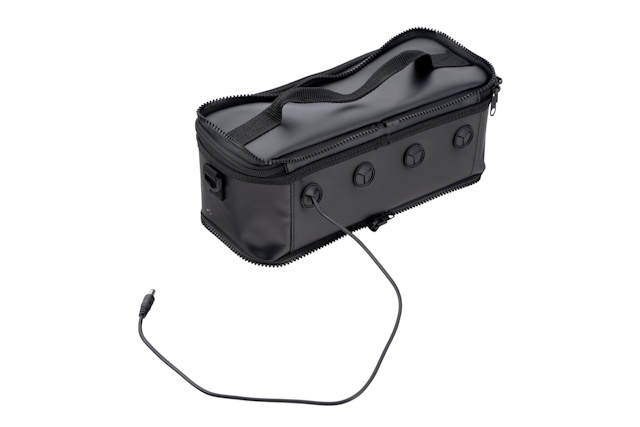 電源ケーブルを外に取り出せる配線孔 電源ケーブルを外に取り出せる配線孔