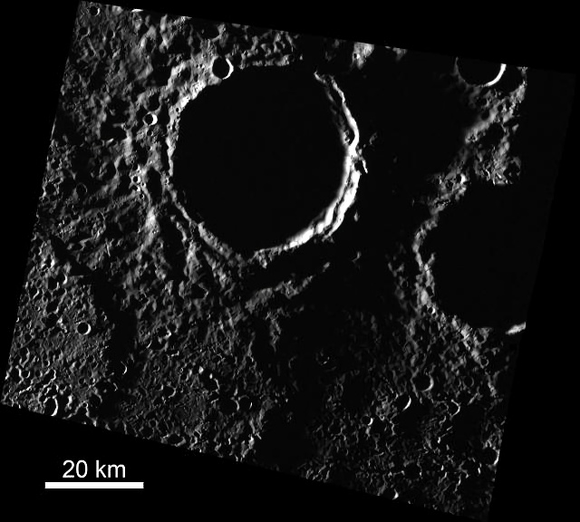 水星の北極付近のクレーター内部の永久影