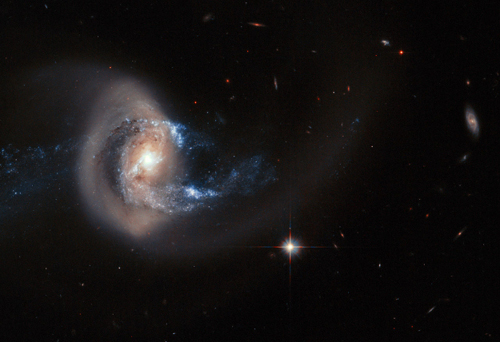 ハッブル宇宙望遠鏡がとらえた銀河NGC 7714