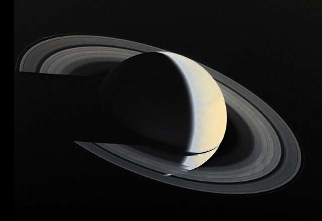 ボイジャー1号が撮影した土星本体と環