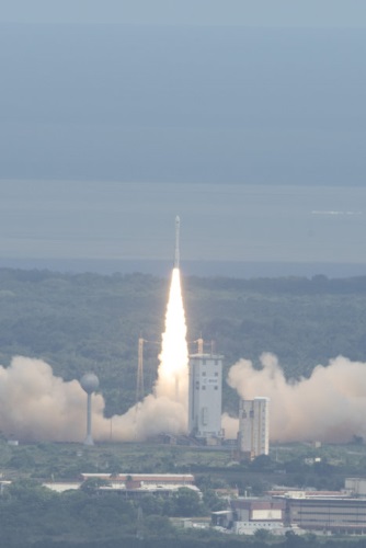 IXVを搭載したヴェガ・ロケットの打ち上げのようす