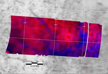 ガリレオ探査機による木星の衛星エウロパ。中央やや右に大きなクレーターが確認できる。