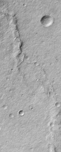 MGSがとらえた左は南半球の「Hesperia Planum」と呼ばれる領域の一角