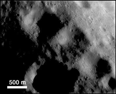 NEAR-シューメーカー探査機が撮影した小惑星433「エロス」上の四角いクレーター