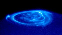 HSTが紫外線でとらえた木星のオーロラ