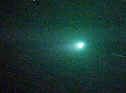 （リニア彗星 C/2000 WM1 のデジカメによる合成写真）