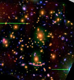（銀河団Abell 370と、重力レンズ効果で増光した銀河の写真）