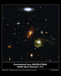 （重力レンズ効果により銀河がさまざまな姿を見せるJ033238-275653領域の画像）