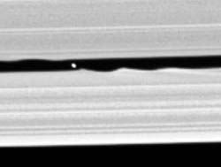 （土星の47個目の衛星、S/2005 S1の画像）