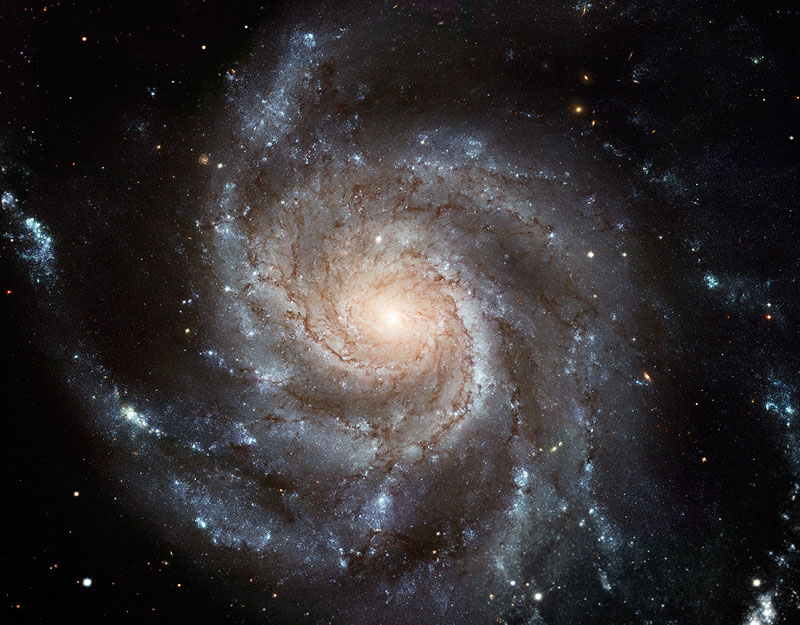 ハッブル宇宙望遠鏡の最高画質 回転花火銀河m101