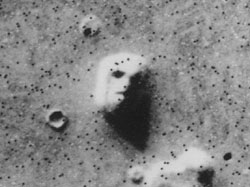 （火星探査機バイキング1号が撮影した「火星の顔」の画像）