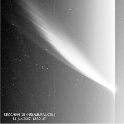（太陽観測衛星STEREO-Bによるマックノート彗星（C/2006 P1）の画像）