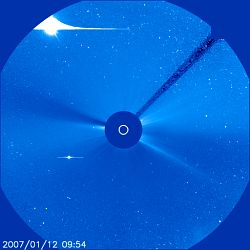 （太陽観測衛星SOHOによるマックノート彗星（C/2006 P1）の画像）