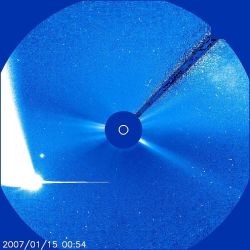 （太陽観測衛星SOHOによるマックノート彗星（C/2006 P1）の画像）