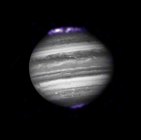 チャンドラとハッブルがとらえた木星のオーロラ