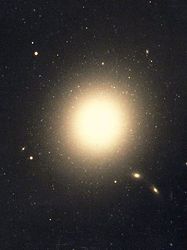 （約5000万光年の距離にあるおとめ座の楕円銀河M87の画像）