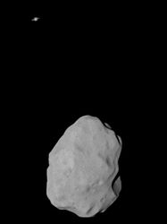 （小惑星ルテティアと背景に写る土星の画像）