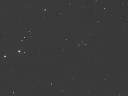 SN2010gzの発見画像。中央から右寄りの、十字マークで示された光点が超新星2010gz
