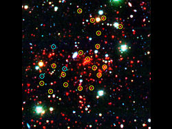 （約70億光年の距離に発見された巨大銀河団の画像）