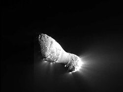 （ディープインパクトが約700kmの距離からとらえたハートレー彗星の画像）