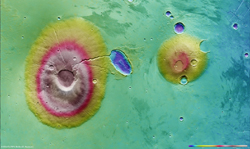 （「Ceraunius Tholus」（左）と「Uranius Tholus」の画像）