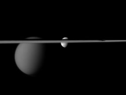 真横から見た土星のリングと2つの衛星