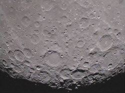 「エブ」のMoonKAMが撮影した月の裏側の南極付近の画像
