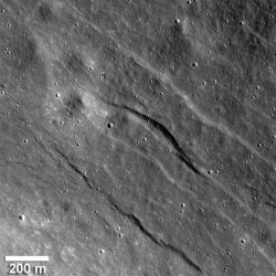月の裏側の高地で発見された地溝