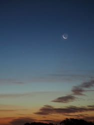 夜明けの月と水星