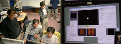 試験観測中の観測室と、ベガをとらえた初観測のモニター画面
