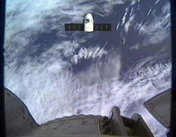 ISSに接近する「ドラゴン」補給船