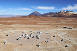 完成が近づくアルマ望遠鏡のアンテナ群