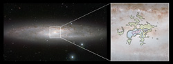NGC 253の可視光画像と、その中心部から流れ出るガスの電波画像