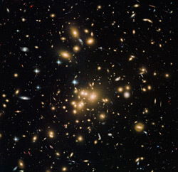 ハッブル宇宙望遠鏡がとらえた銀河団Abell 1689