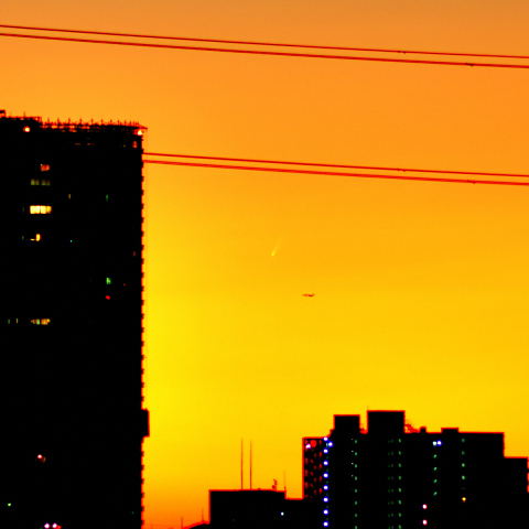 C/2024 G3 アトラス彗星とプライベートジェットの邂逅（トリミングあり）