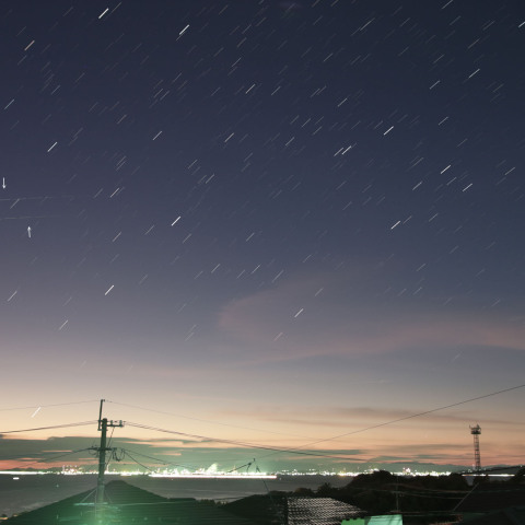 スターリンク衛星群の一部　と昇る火星水星