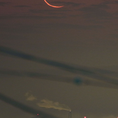 日食32時間前の月