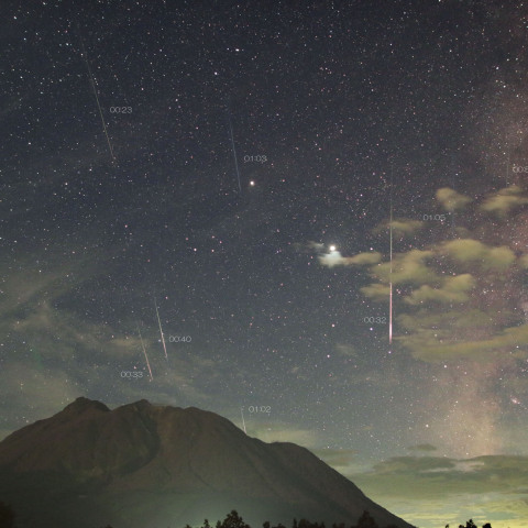 ペルセウス座流星群の夜の由布岳