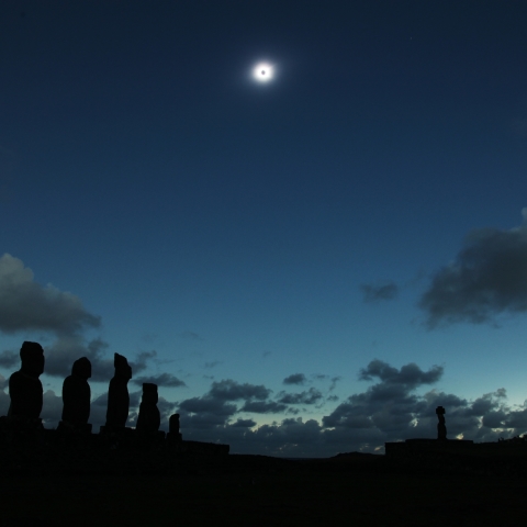 遠くの小さなモアイの上に輝くコロナ
