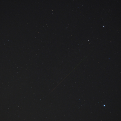 夏の大三角を横切る流星