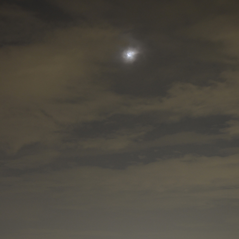 厚い雲の隙間から輝く月と金星