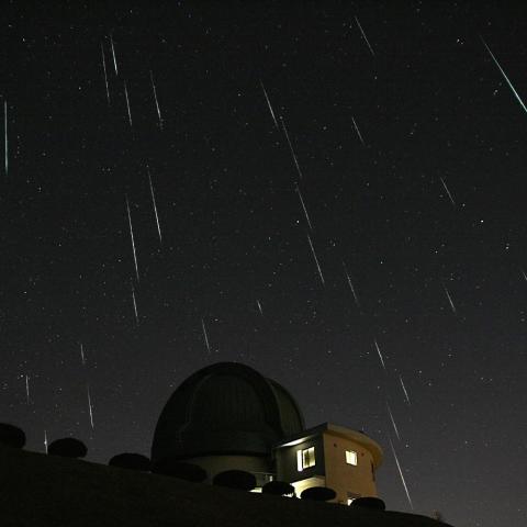 ふたご座流星群　堂平天文台に降りそそぐ