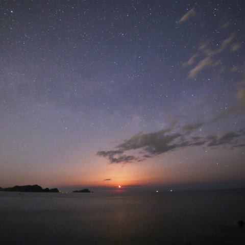 昇る月と天の川