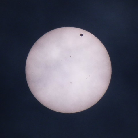 雲の隙間からの金星の太陽面通過