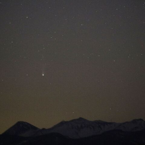 阿寒の山々にかかる12P(Pons-Brooks)