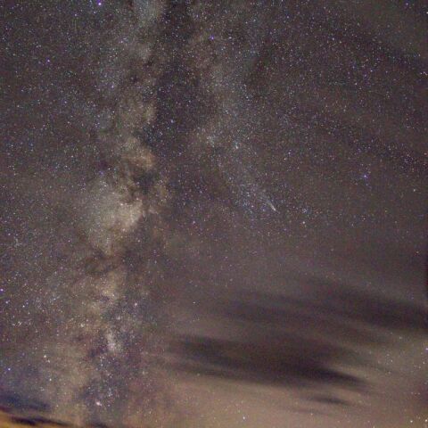 紫金山・アトラス彗星と天の川（10月31日）